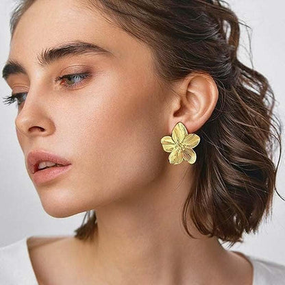 Gold Shell Earrings for Women, Beach Statement Earrings, Summer Sea Shell Jewelry, Elegant Vacation Gifts, Dainty Stud Earrings for Mother, Friend, Girlfriend (0.81 Inch)